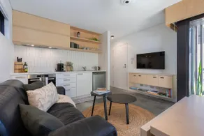 Chic Garden Apartment - Image 4