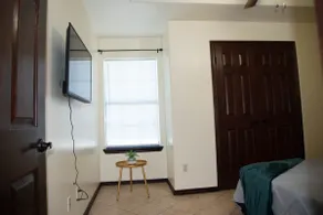 Modern 2 bed 2-bath next to University UTRGV - Image 5