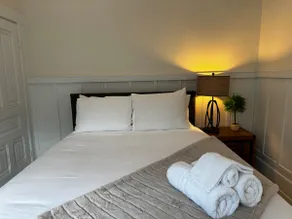 Remodeled 1 Bedroom Steps to UCB w/ Free Parking - Image 4