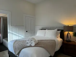 Remodeled 1 Bedroom Steps to UCB w/ Free Parking - Image 5