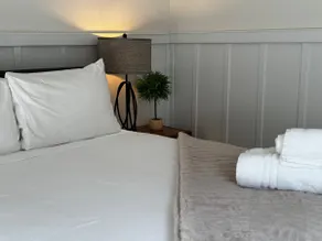 Remodeled 1 Bedroom Steps to UCB w/ Free Parking - Image 3