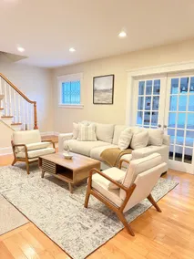 7 Mins drive to Yale, Large fenced yard - Image 2