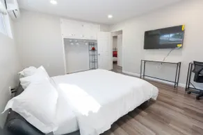 [King + 2x Twin] Laundry + 500MBPS WiFi + Garage - Image 2