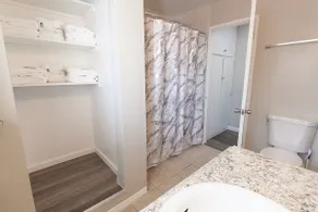 [King + 2x Twin] Laundry + 500MBPS WiFi + Garage - Image 4