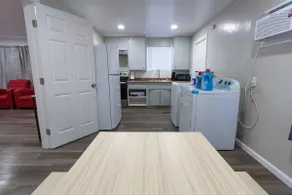 [King + 2x Twin] Laundry + 500MBPS WiFi + Garage - Image 3