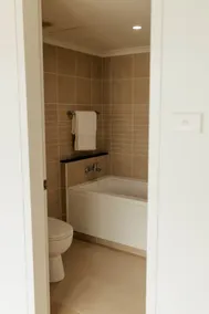 Spacious 2 Bed Apartment w Parking, Pool & Gym - Image 5