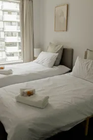 Spacious 2 Bed Apartment w Parking, Pool & Gym - Image 3