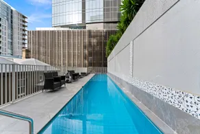 Spacious 2 Bed Apartment w Parking, Pool & Gym - Image 4