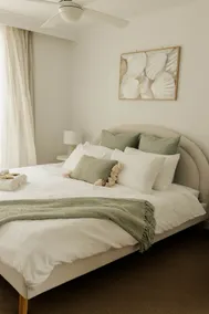 Spacious 2 Bed Apartment w Parking, Pool & Gym - Image 2