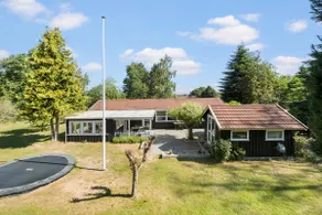 Family oasis near the beach with trampoline and pizza oven - Image 4