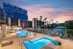 The Taylor - Lux Condo w/ Rooftop Pool, Spa & Gym - Image 2