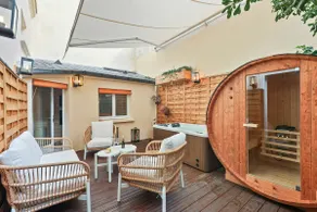 Luxurious suite with private garden, sauna and Jacuzzi - Image 4