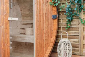 Luxurious suite with private garden, sauna and Jacuzzi - Image 5