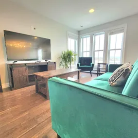 Luxury 2 Bedroom Penthouse with private roof top! - Image 4