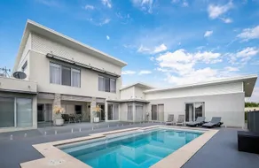 Hildeton Pool House - Image 2