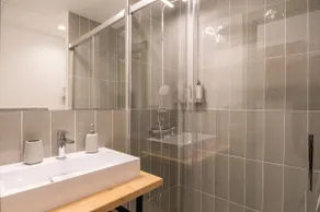 Charming renovated Apt. minutes from the center - Image 5