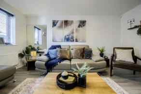 3 BedRoom house, Sleeps 6 with Full Kitchen, Garden and Free Parking - FREE Wi-Fi near Milton Keynes Bowl - Image 5