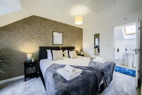 3 BedRoom house, Sleeps 6 with Full Kitchen, Garden and Free Parking - FREE Wi-Fi near Milton Keynes Bowl - Image 3