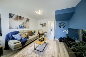 3 BedRoom house, Sleeps 6 with Full Kitchen, Garden and Free Parking - FREE Wi-Fi near Milton Keynes Bowl - Image 2