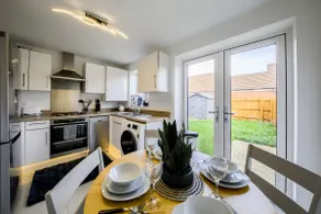 3 BedRoom house, Sleeps 6 with Full Kitchen, Garden and Free Parking - FREE Wi-Fi near Milton Keynes Bowl - Image 4