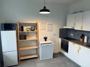 Spacious Apartment | 6 Beds | Balcony & Parking - Image 2