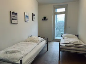 Spacious Apartment | 6 Beds | Balcony & Parking - Image 4