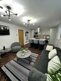Central Manchester Three Bedrooms & Two bathrooms - Image 5