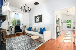Charming South Leura Mall Cottage with log fire - Image 4