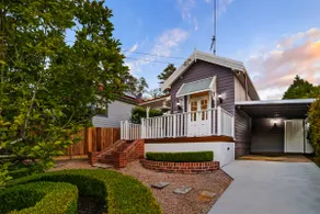 Charming South Leura Mall Cottage with log fire - Image 3