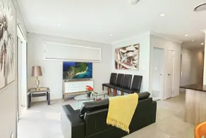 Delightful 2-level home in Bardia - Image 2