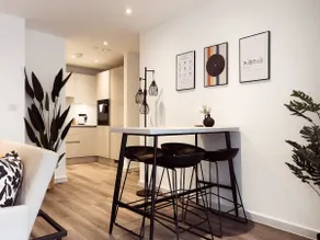 Modern 1-Bed Apartment | Parking & Fast WiFi - Image 4