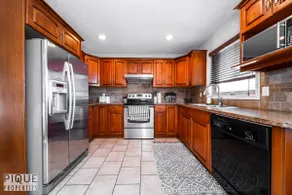 Chic 3BR Modern Home| Wi-Fi | Netflix | Sleeps 8! - Image 4