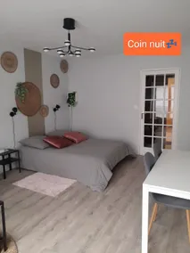 ​Bright Studio with Garage, Close to Train Station & Downtown - Image 2