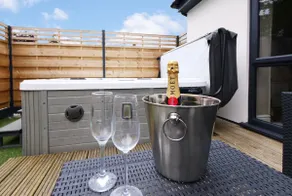LuxuryCottages-York-16ppl-HensStagsGroups-HotTubs - Image 5