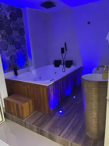 Luxurious apartment with a hot tub in st fe - Image 4