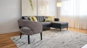Bright and Spacious 2BR + Free parking - Image 2