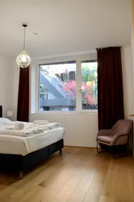 Elegant Escape: 3 BRs, Near Museums & Parliament - Image 5