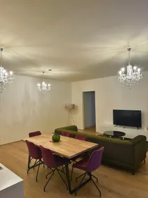 Elegant Escape: 3 BRs, Near Museums & Parliament - Image 2