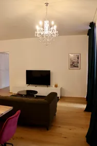 Elegant Escape: 3 BRs, Near Museums & Parliament - Image 3