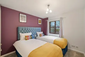 Beautiful 5 bedroom house in Stone, Aylesbury, Free parking - Image 4