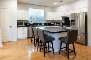 Spacious Oasis w/Jacuzzi & EV Charger 5bdrm - Image 5