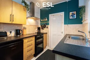 3 bedroom House - Next to Wrexham FC Racecourse Stadium - Image 4