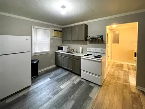 Guest House with Spacious Shop! - Image 2
