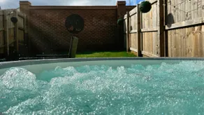 Leeds 4-bed house with hot tub, parking & games - Image 5