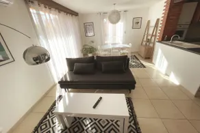 Beautiful 2-room, parking + close to hospital, city center, stadiums - Image 3