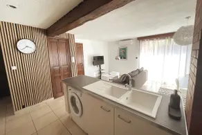 Beautiful 2-room, parking + close to hospital, city center, stadiums - Image 5