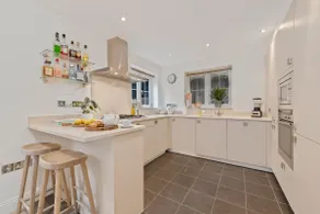 Modern home in Sunninghill - Image 5