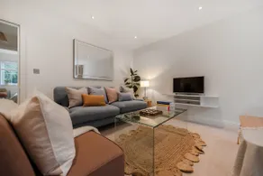 Modern home in Sunninghill - Image 2