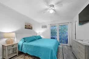 Cozy Condo: Close to Beach, Pubs, Restaurants - Image 4