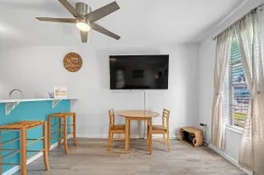Cozy Condo: Close to Beach, Pubs, Restaurants - Image 5